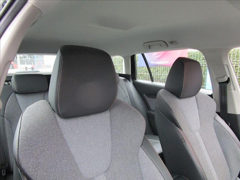 Škoda Octavia Combi 2.0TDi DSG Selection - fotka 33 z 59