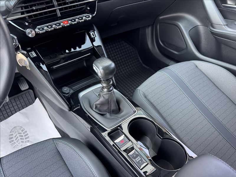 Peugeot 2008 1,2 i ALLURE DPH 1.maj původČR - fotka 33 z 50