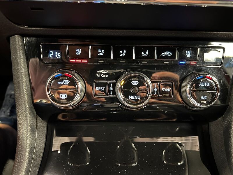 Škoda Superb 2,0 TDI DSG Laurin & Klement - fotka 9 z 22