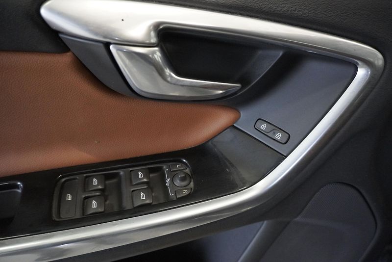Volvo S60 D5 AUTOMAT - fotka 7 z 28