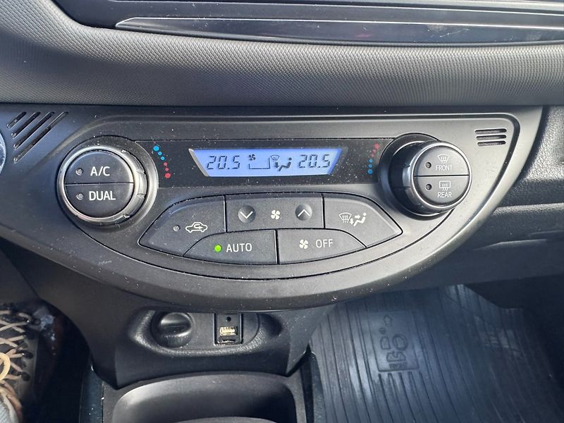 Toyota Yaris (2016) HYBRID 1,5 54 KW STK AUTOMAT - fotka 25 z 38