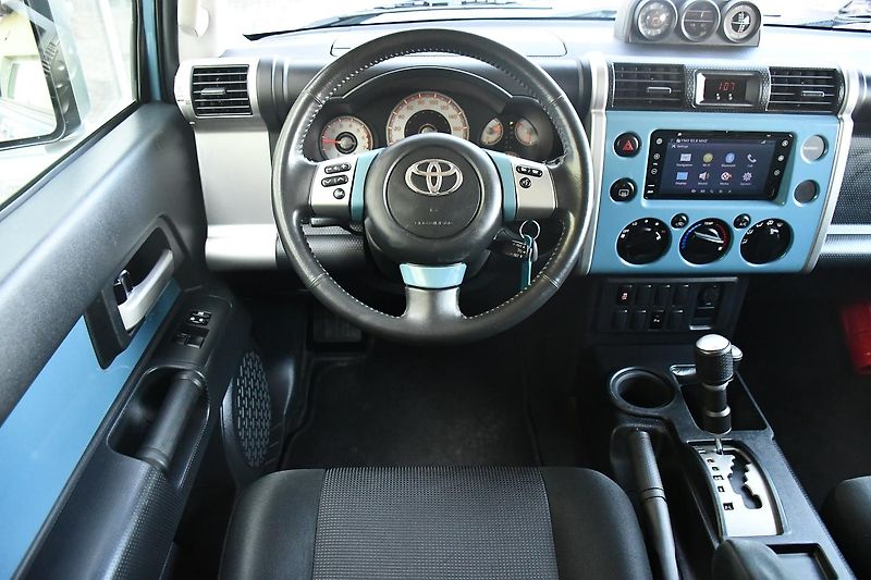 Toyota FJ Cruiser 4,0 VVT-i V6 AWD AT - fotka 19 z 50