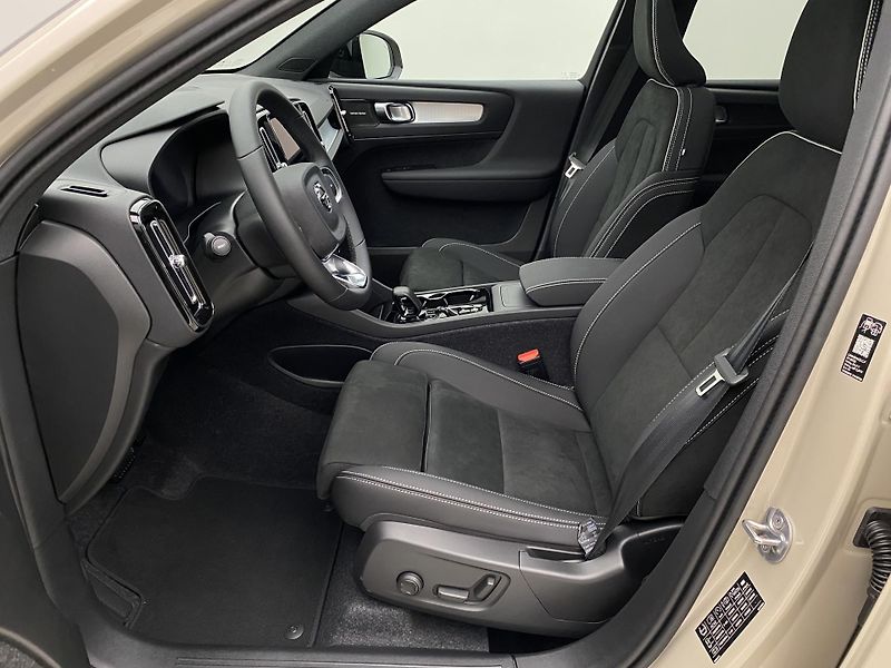 Volvo XC40 (2026) B3 AUT DARK ULTRA  - fotka 3 z 61