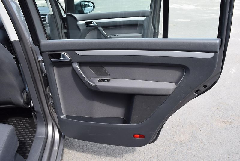 Volkswagen Touran (2010) 1.6TDI 77kw TRENDLINE BMT NAV  - fotka 39 z 48