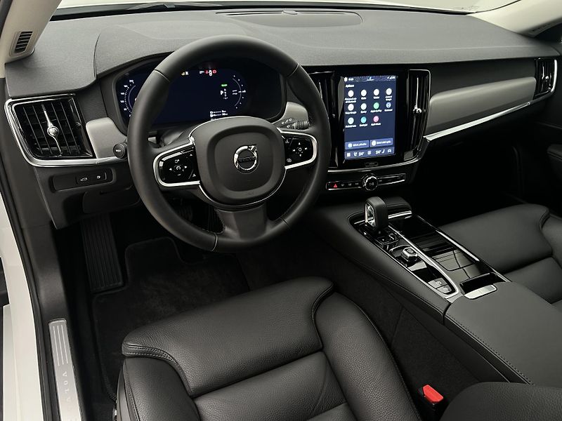 Volvo V90 T6 AWD DARK PLUS RECHARGE AUT - fotka 4 z 46