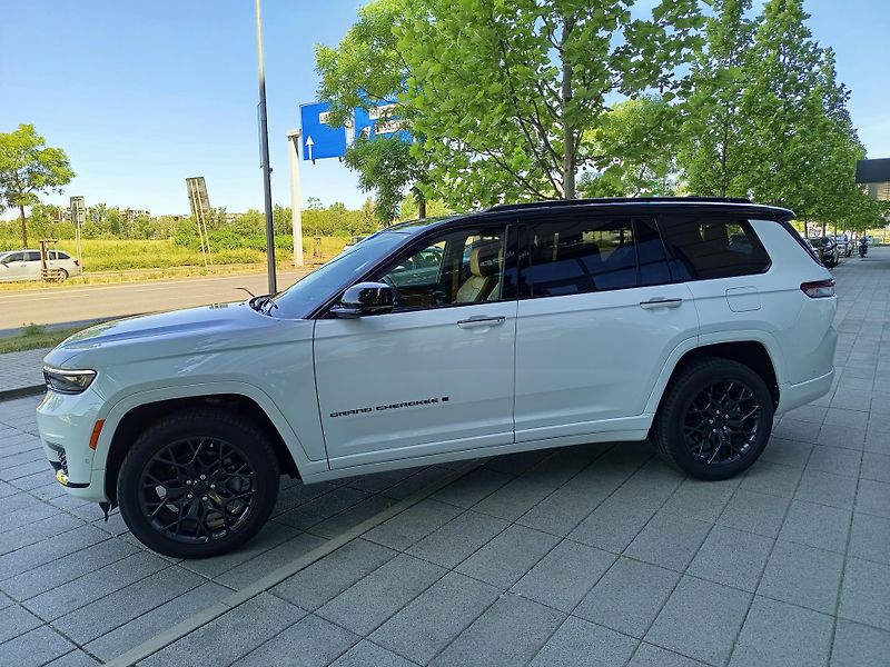 Jeep Grand Cherokee L Summit Reserve V8 - fotka 5 z 25