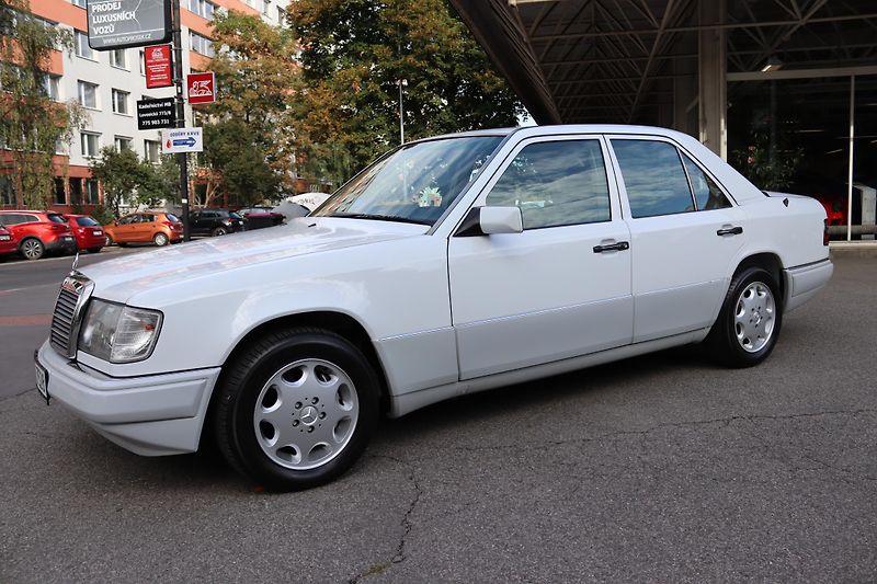 Mercedes-Benz 124 W124 320 E Sedan (1993) - fotka 24 z 32