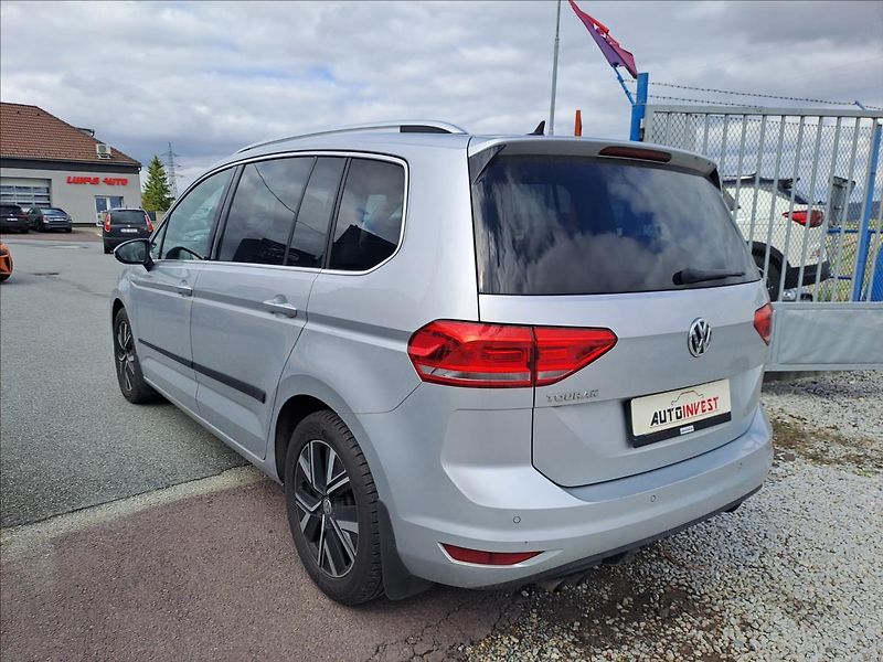 Volkswagen Touran 2,0 TDI HIGHLINE - fotka 5 z 27