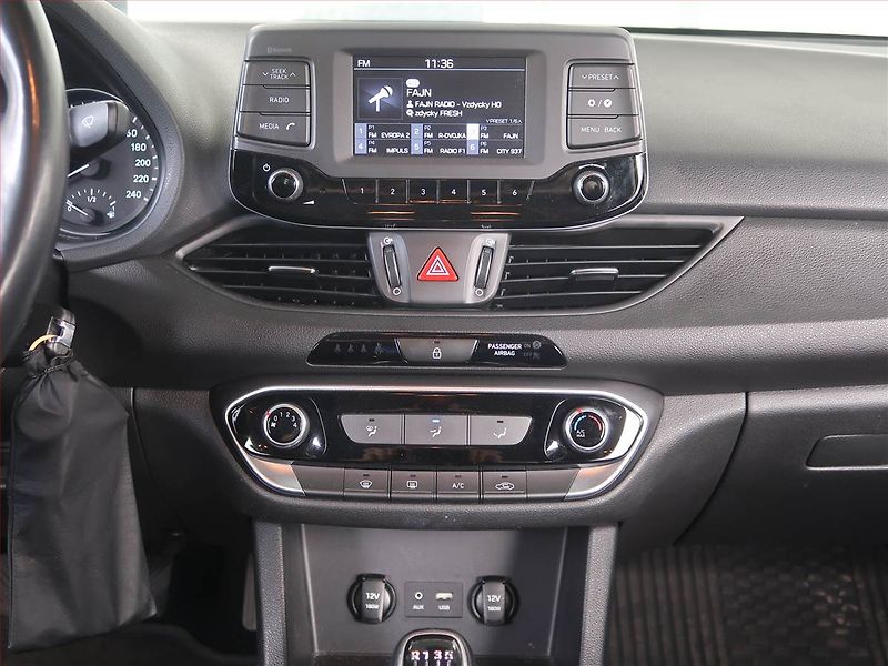 Hyundai i30 (2018) 1.0 T-GDI, Tempomat - fotka 12 z 17