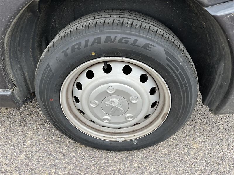 Peugeot Expert Tepee 2,0 HDi 8.MÍST KLIMA NAVIGACE - fotka 36 z 42