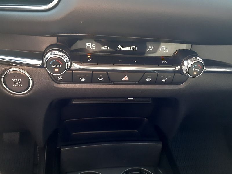Mazda CX-30 (2021) 2.0  Skyactiv 137kw - fotka 18 z 37