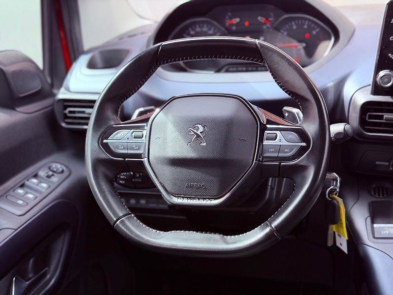 Peugeot Rifter 1.5 Blue-HDi Allure Long Aut. - fotka 17 z 27