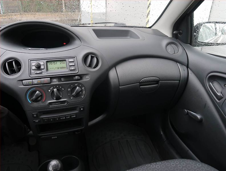 Toyota Yaris (2004) 1.0 VVT-i, po STK, servisované - fotka 8 z 14