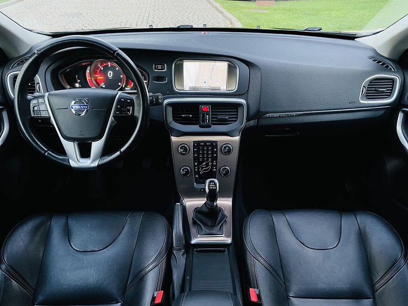 Volvo V40 2.0D3 MANUÁL CROSS SERVISKA  - fotka 23 z 43