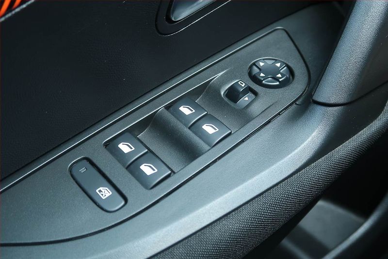 Peugeot 2008 (2020) 1.2 PureTech, Serv.kniha - fotka 17 z 21