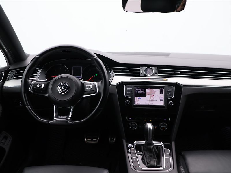 Volkswagen Passat 2,0 TDI 140kW DSG R-line CZ - fotka 20 z 27