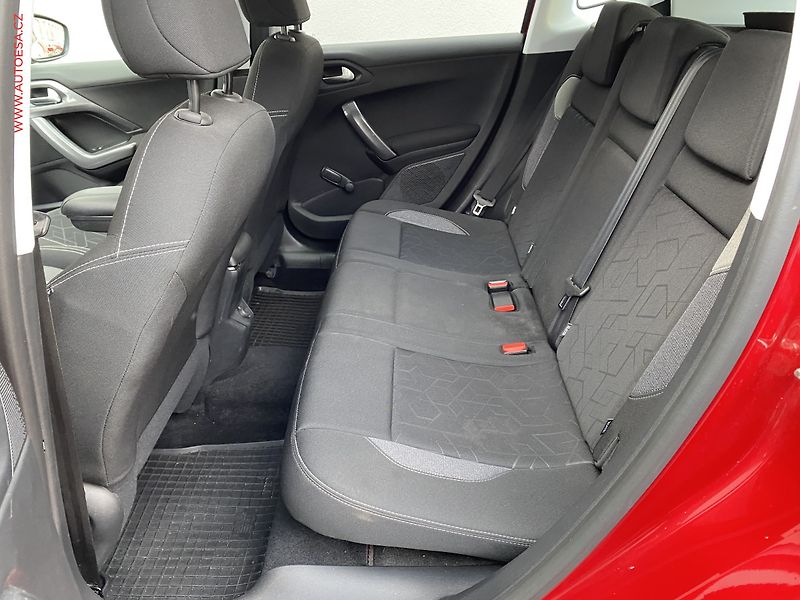 Peugeot 2008 (2018) 1.2 PT, ČR, Allure, park. - fotka 10 z 17