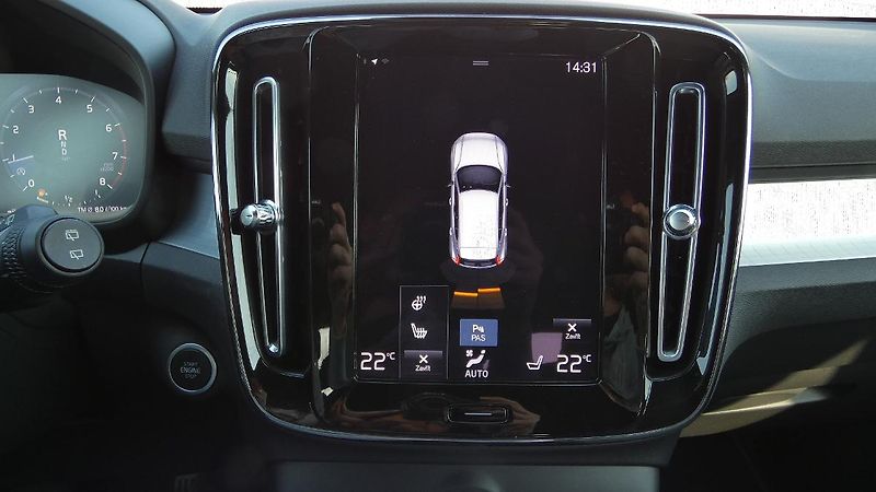 Volvo XC40 T2 FWD Momentum Core - fotka 15 z 22