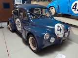 Vůz Renault 4CV se startovním číslem 48, který jel 24 hodin Le Mans v roce 1950. Foto: Wikimedia Commons, Alf van Beem, volné dílo
