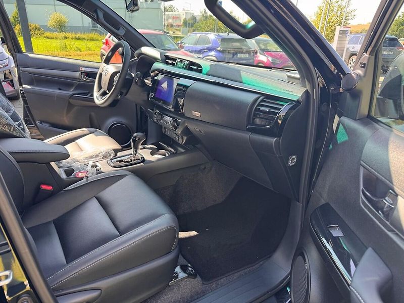 Toyota Hilux 2.8 Invincible - fotka 12 z 13