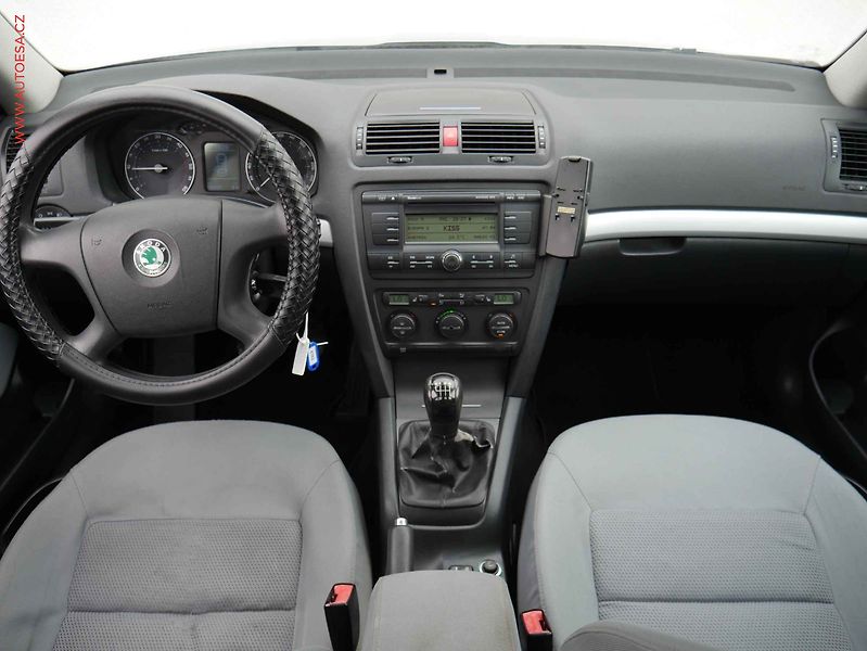 Škoda Octavia (2006) 2.0TDi, AC, park.čidla - fotka 8 z 14