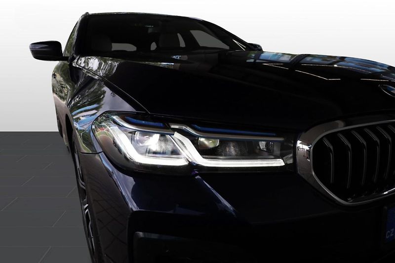 BMW Řada 5 530d xDrive Touring - fotka 24 z 33