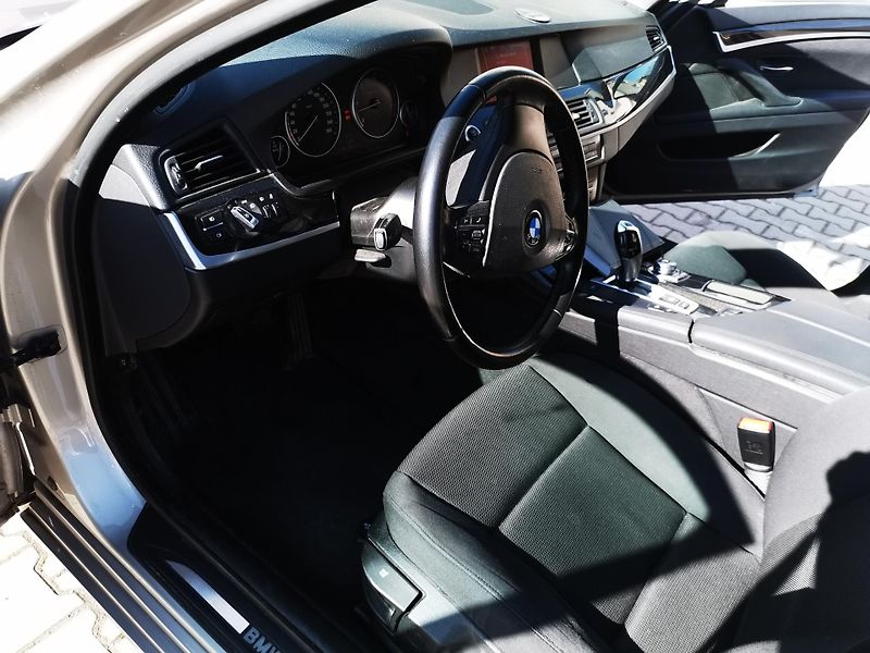 BMW Řada 5 530D XDRIVE TOURING F11 190kW - fotka 32 z 40