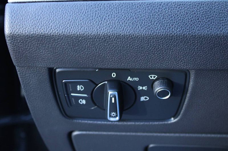 Volkswagen Passat (2022) 1.5 TSI 110kW DSG Head UP disp - fotka 29 z 35