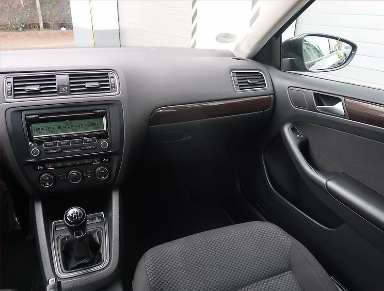Volkswagen Jetta (2015) 1.2 TSI, Park. senzory - fotka 8 z 20