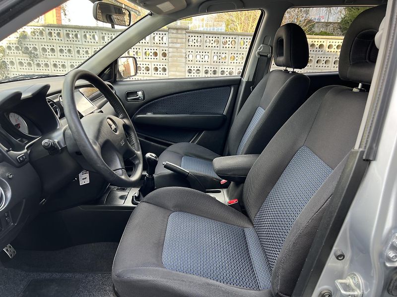 Mitsubishi Outlander Navigator 2.0i 4x4 KLIMA ALU - fotka 9 z 32