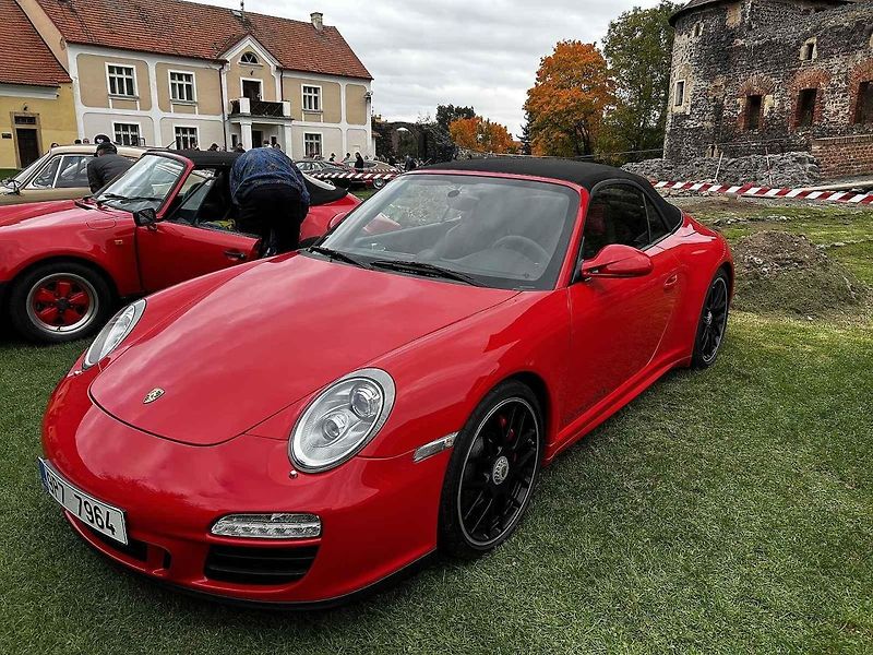Sraz vozů Porsche ve Švihově na hradě.