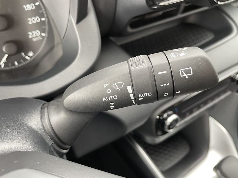 Toyota Yaris 1.5 Hybrid ODBĚR ihned - fotka 23 z 27