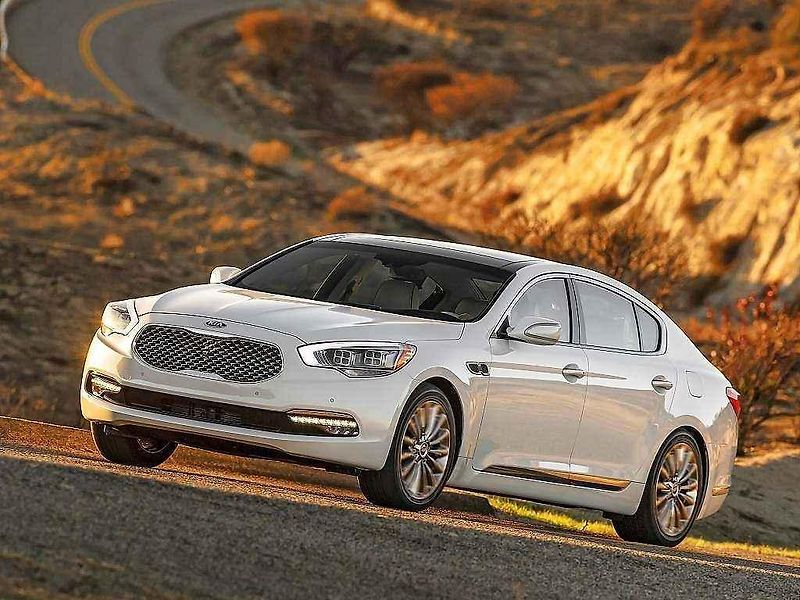 Kia K900.