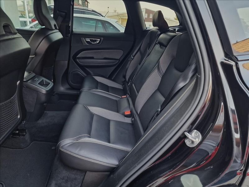 Volvo XC60 B5 184kW Plus Dark Auto,1.Maj - fotka 17 z 50