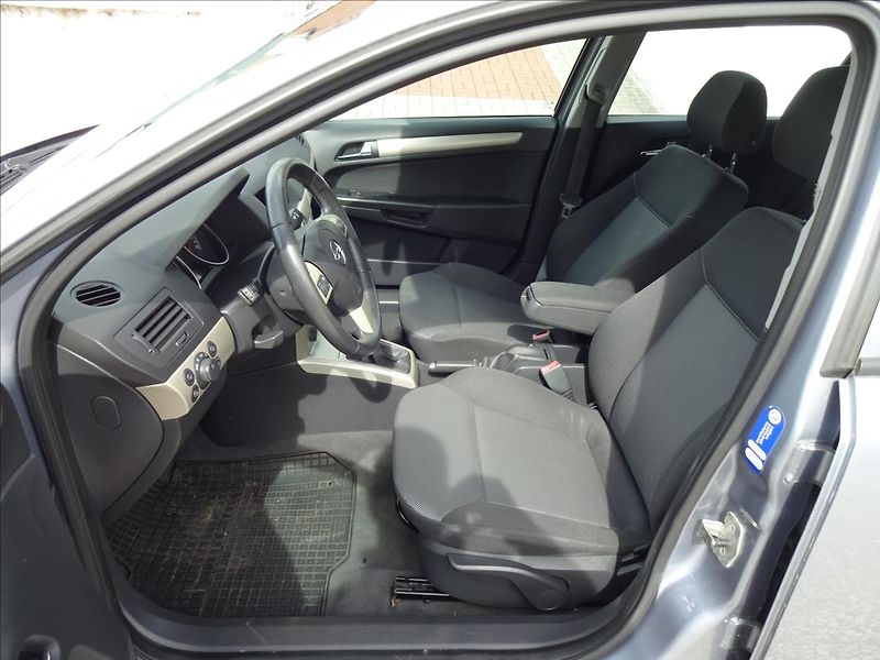 Opel Astra 1,6i 85kW - fotka 16 z 41
