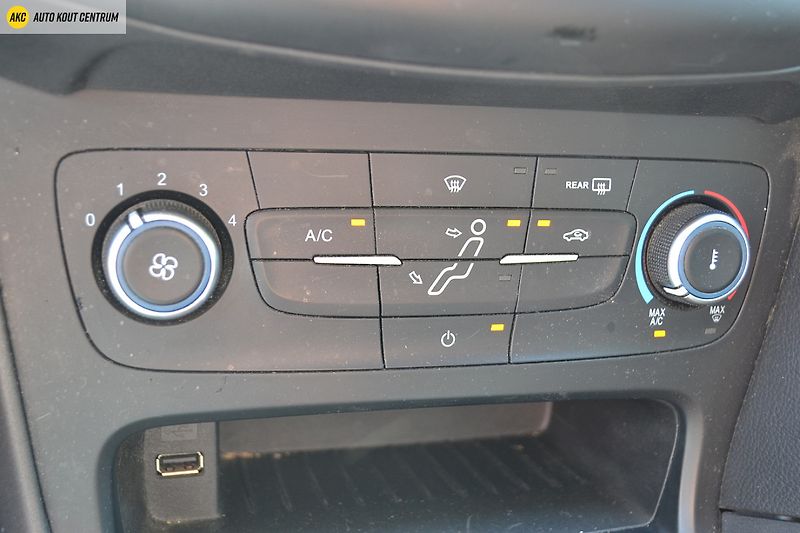 Ford Focus 1.6i - 77KW  TREND - fotka 24 z 39