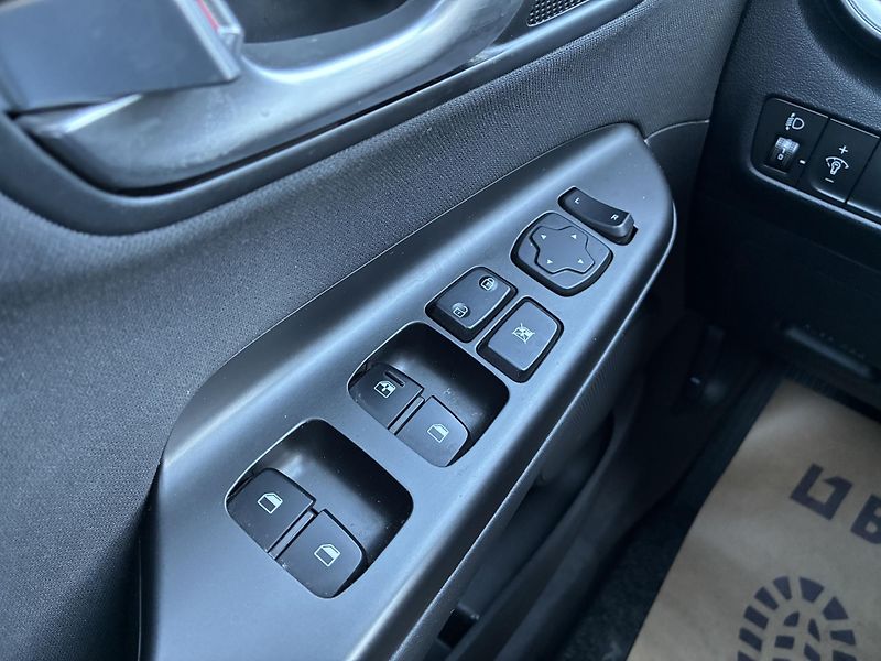Hyundai Kona 1.0T-GDi 88kW SMART AUTOMAT - fotka 25 z 32