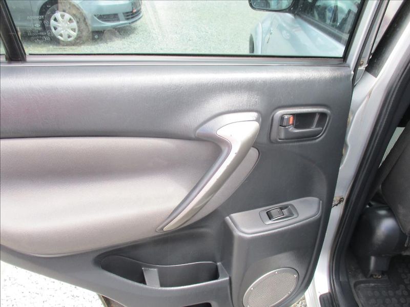 Toyota RAV4 2,0 D4D, klima,4x4,servis,tažn - fotka 18 z 34