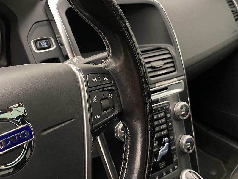 Volvo XC60 D4 AWD MOMENTUM AUT  - fotka 20 z 48