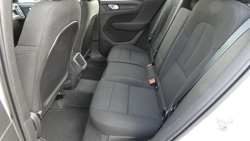Volvo XC40 T2 FWD Momentum Auto - fotka 18 z 20