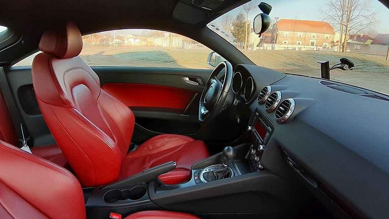 Audi TT vypadá hodně dravě, i když o naprostý supersport se nejedná.