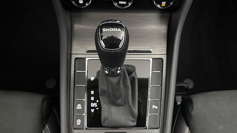 Škoda Superb 2.0 TDI DSG Style Combi - fotka 24 z 28