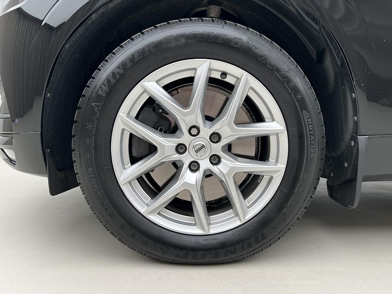 Volvo XC60 B4 AWD MOMENTUM AUT - fotka 15 z 43