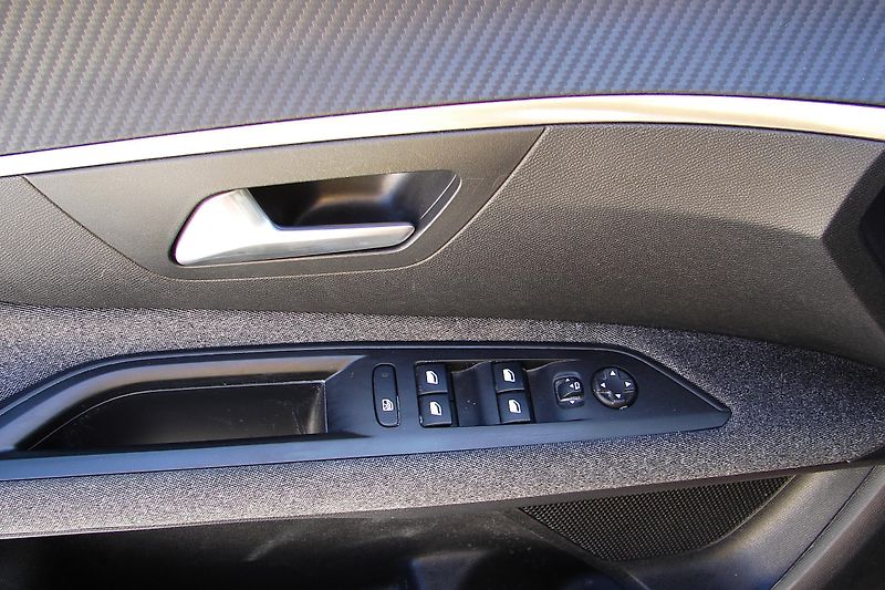 Peugeot 3008 1.5 BlueHDi 131PS 8EAT LED NAV - fotka 15 z 46