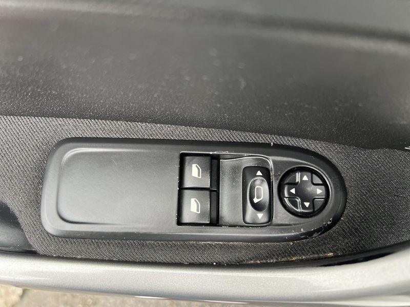 Peugeot 308 1.6HDi KOUPENO V ČR odp.DPH - fotka 12 z 37