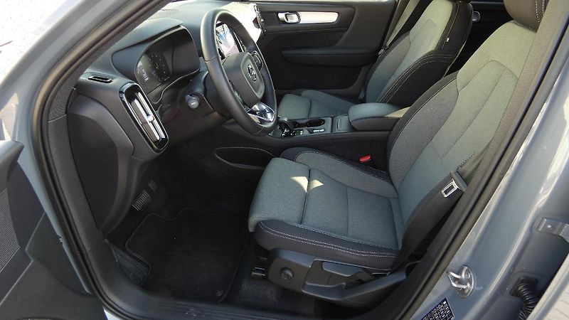 Volvo XC40 T2 FWD Momentum Core - fotka 17 z 22