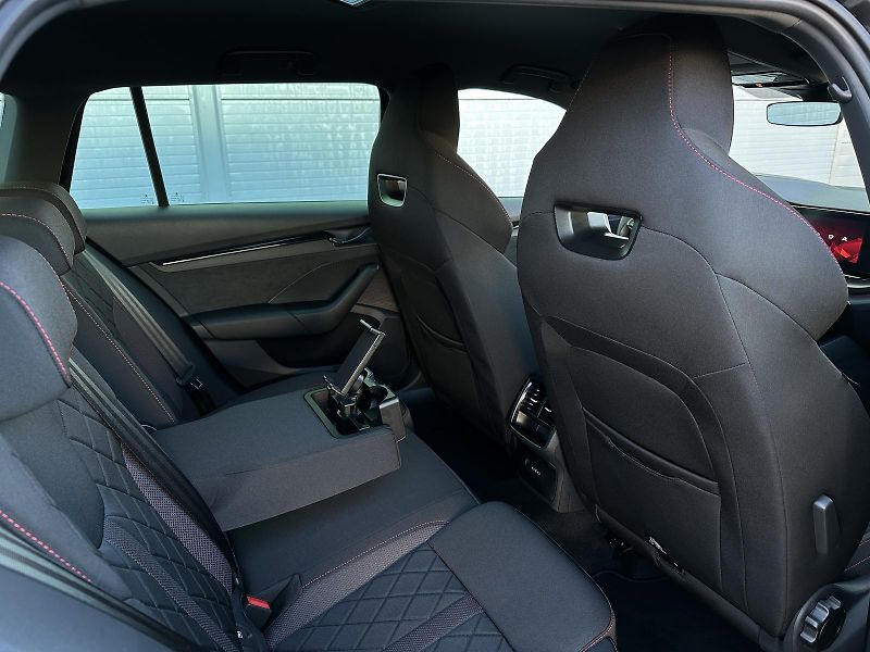 Škoda Octavia RS 2.0 TSi 180kW Matrix-LED V. - fotka 47 z 54