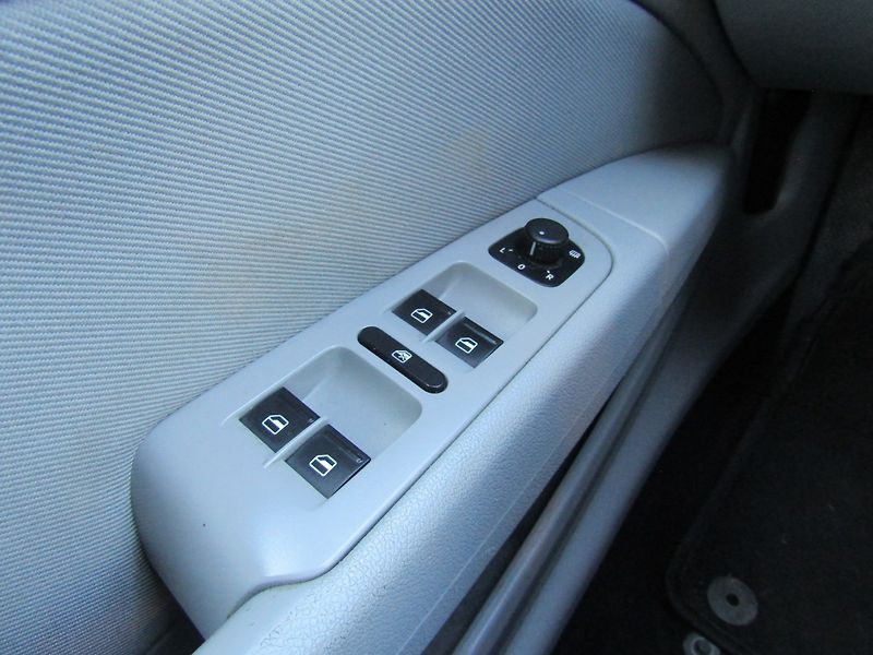 Škoda Superb (2011) 1.6 TDI 77kW ZIMNÍ PNEU - fotka 25 z 32