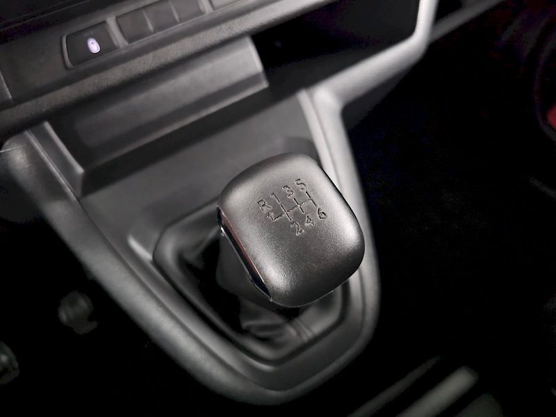Toyota ProAce Verso (2025) 2.0D 106kW COMBI L2 8S - fotka 18 z 26