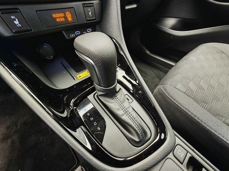 Toyota Yaris 1.5 Hybrid Style - fotka 27 z 30